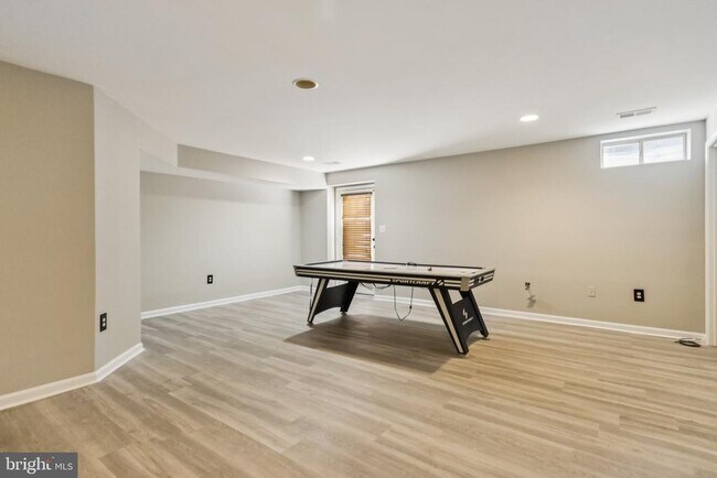 Building Photo - 120 Douglas Dr