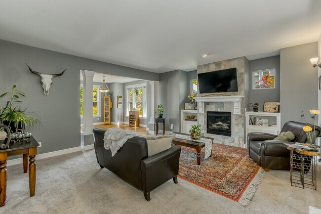 MAIN HOUSE - LIVING ROOM - 421 5th Ave