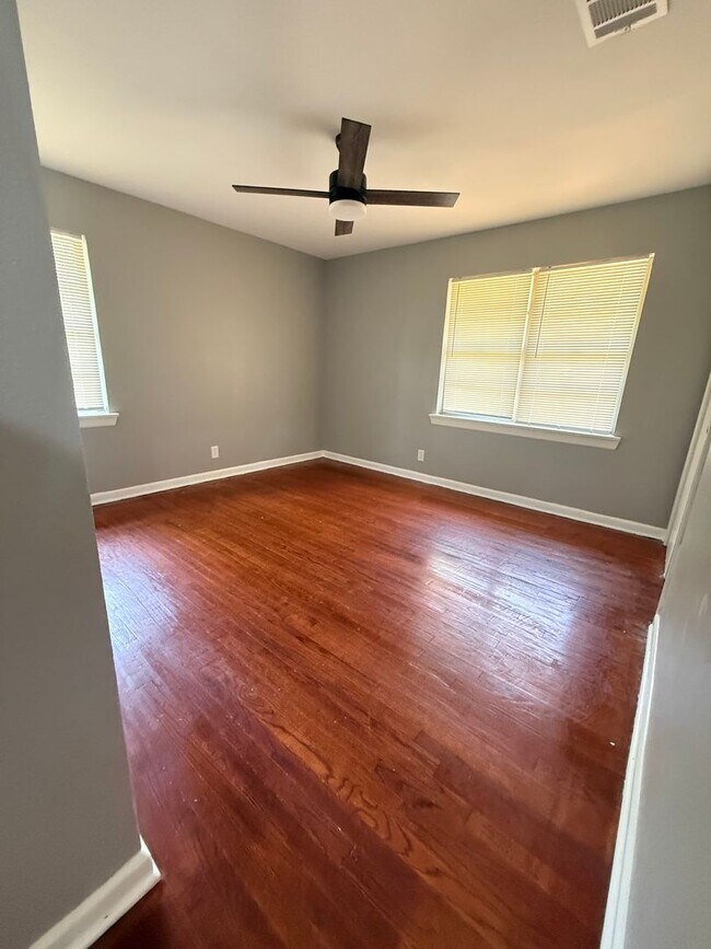 Building Photo - Newly Renovated Property - Family Home