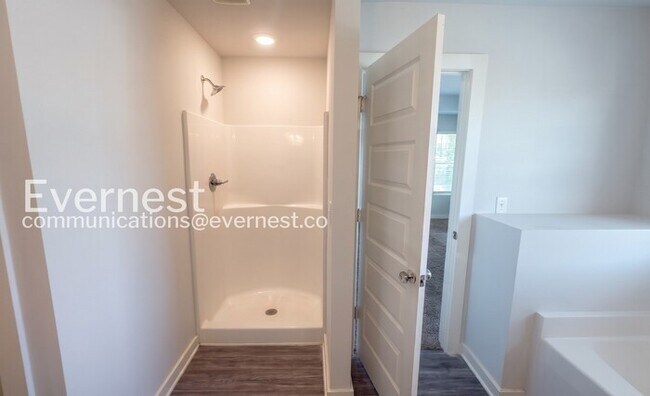Building Photo - 4 Bed, 3 Bath Home with Garage / Pet-Friendly / Available Now!