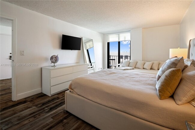 Building Photo - 2625 Collins Ave