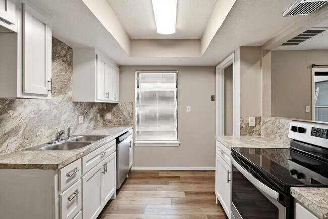 Building Photo - 6518/6520 E 90th St Duplex