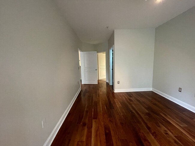 Building Photo - Upscale Condo In Park West
