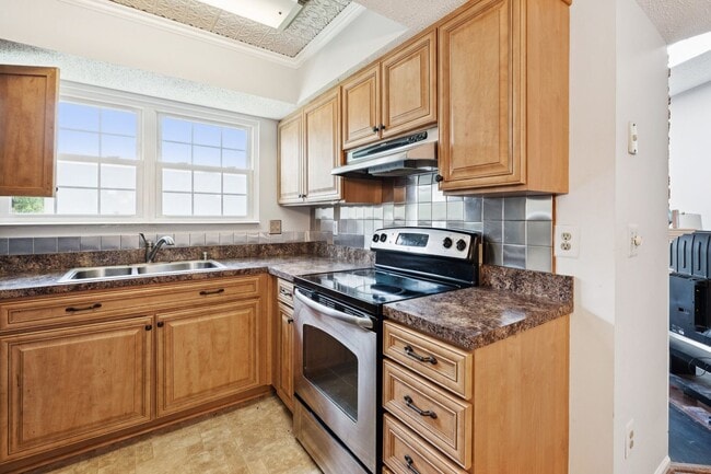 Building Photo - Set in the charming Hunters Square communi...