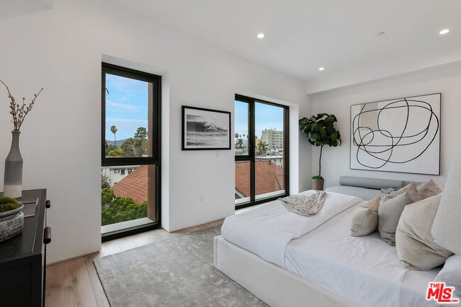 Building Photo - 610 S Van Ness Ave