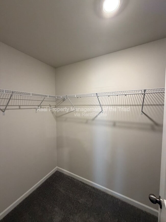 Building Photo - 329 Kingscote Wy