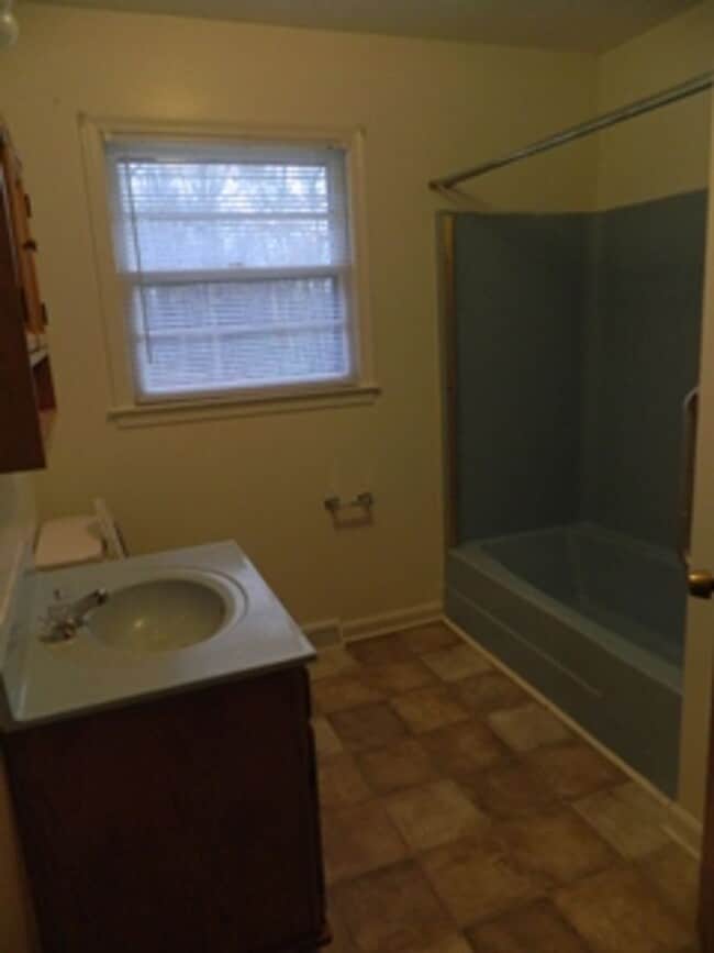 Building Photo - Spacious Ranch House off Old Forest Road