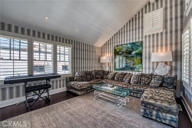 Building Photo - 325 Poppy Ave