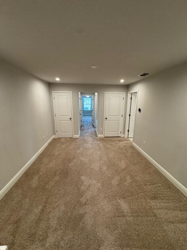 Building Photo - Beautifully maintained 3-bedroom, 2.5-bath townhome