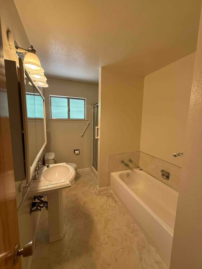 Building Photo - Great River Park 2 Bedroom