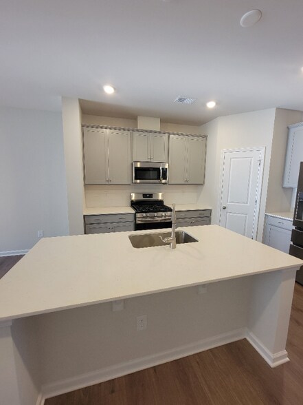 Building Photo - 15760 Country House St