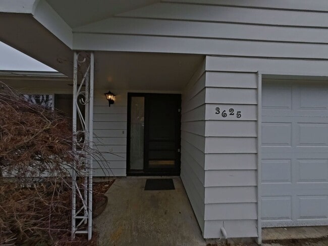 Building Photo - 3 Bedroom Family Home in the Harlow Street Bridge Area