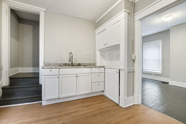 Building Photo - 844 S 33rd St