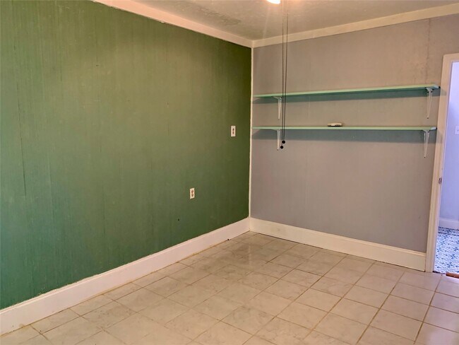 Building Photo - 306 Cres View St