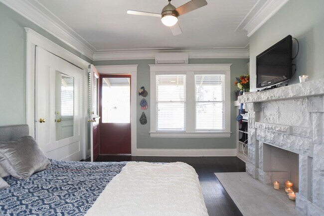 Building Photo - Charming Upper Floor 2 Bed / 1 Bath with Bonus Studio in a Prime Echo Park Location