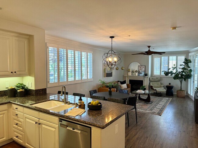 Building Photo - Gorgeous 3 Bed, 2 Bath Unit with Ocean Views