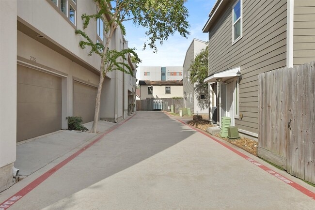 Building Photo - 241 N Lenox St