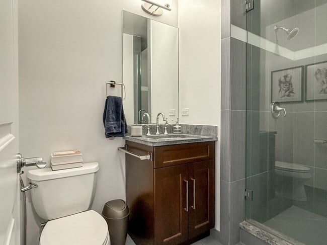 Building Photo - 927 W Agatite Ave