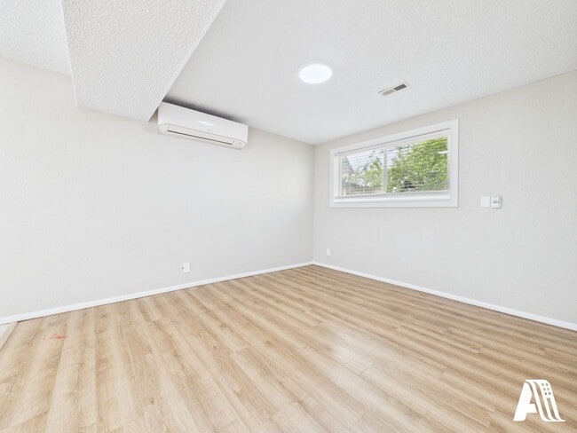 Building Photo - 967 W 2000 N