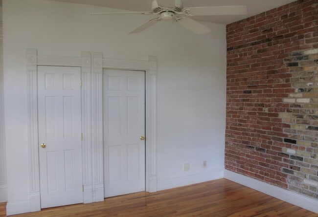 Building Photo - Charming Historic Studio in the Heart of D...