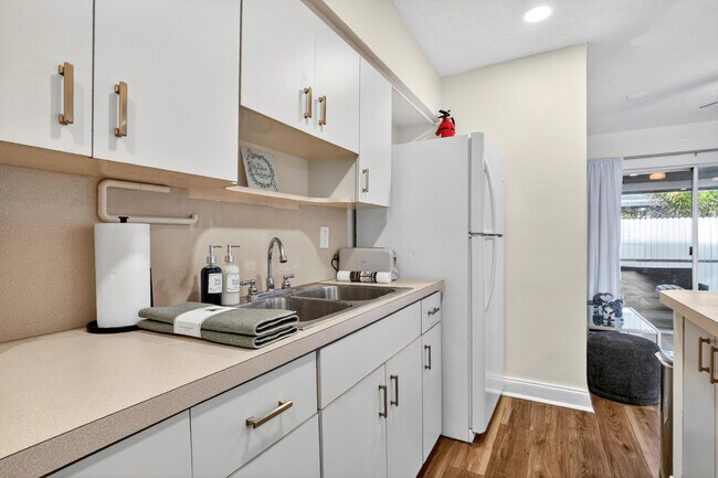 Building Photo - 1761 NE 55th St