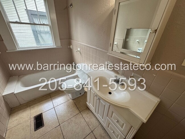 Building Photo - 207 16th Ave S