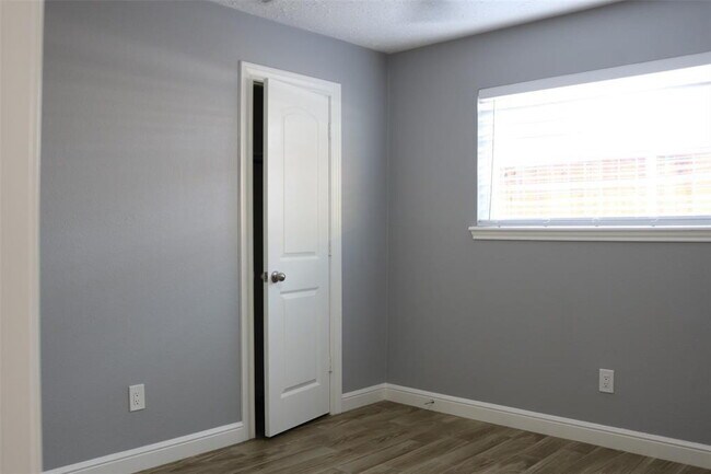 Building Photo - Beautiful 4-bedroom, 2-bath home