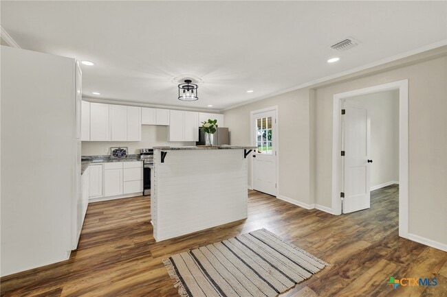 Building Photo - 312 N La Vernia St