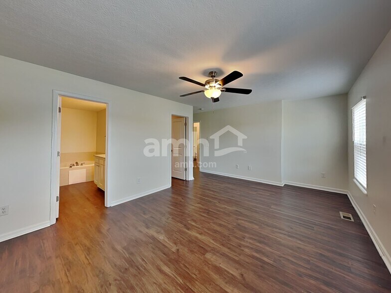 Building Photo - 136 Poe Ave