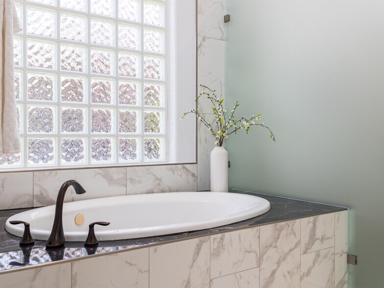 Building Photo - 9805 Big View Dr