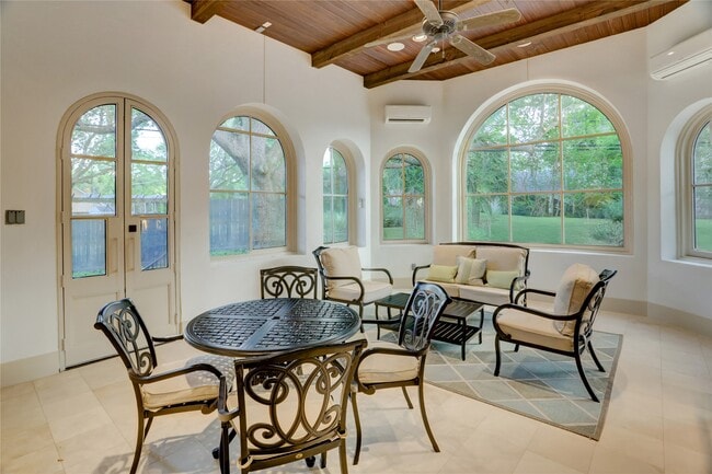 Building Photo - 5015 Jason St