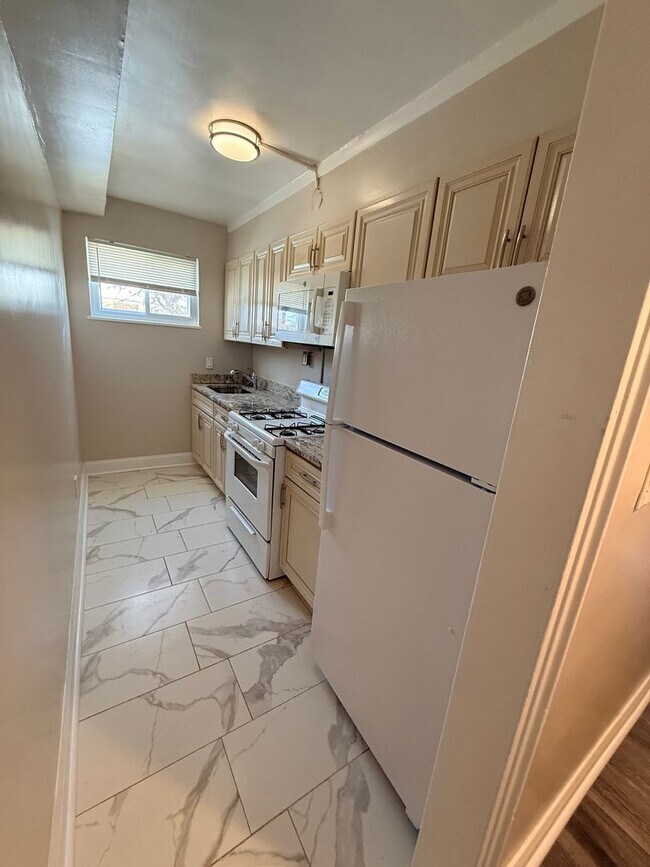 Building Photo - 2Bedroom apt for rent