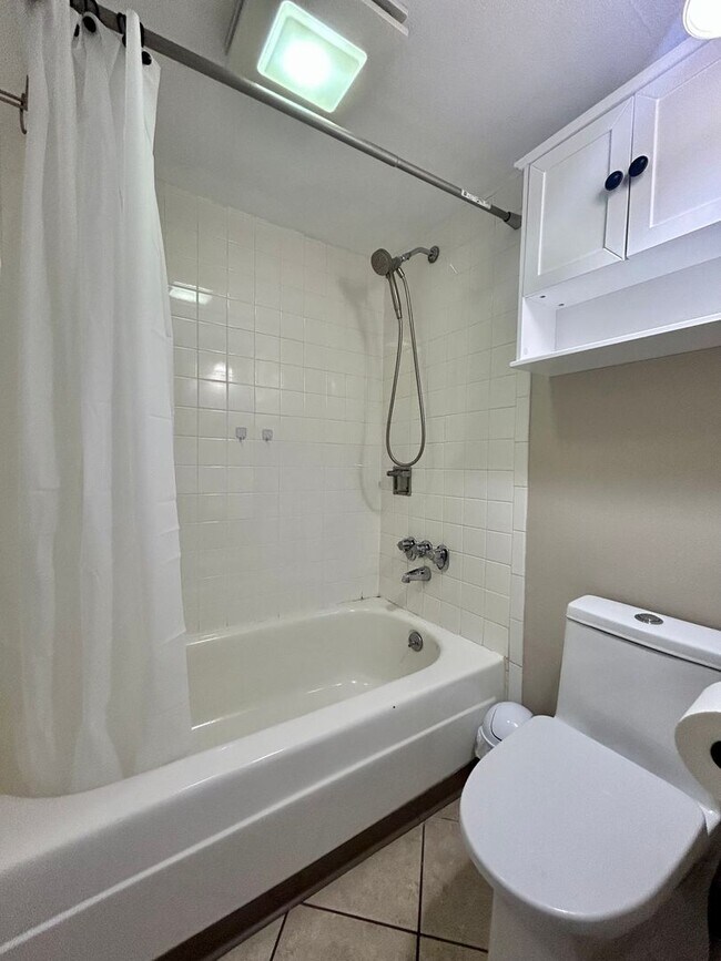 Building Photo - Beautiful 1-Bedroom Condo at Mountain Shadow Condominiums