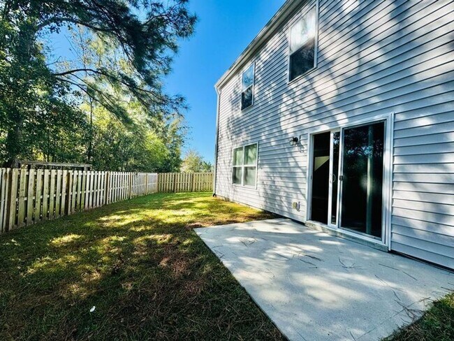 Building Photo - 4 bed 2.5 bath located in The Links at Way...
