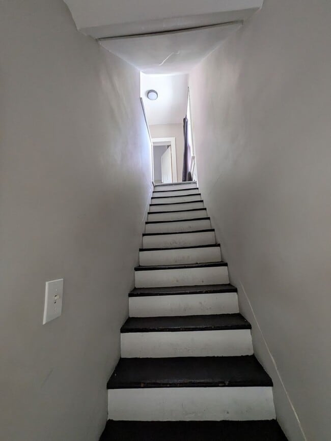 Building Photo - 2 bed 1 bath with 1st floor laundry and of...