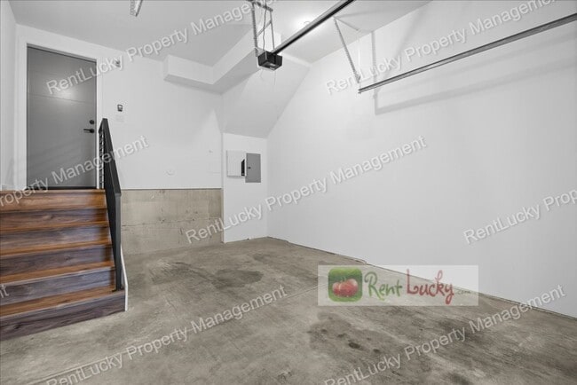 Building Photo - Like-New 2-Bedroom Townhome in Seattle w/R...