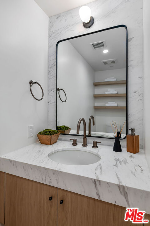 Building Photo - 610 S Van Ness Ave