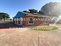 Building Photo - 2200 Country Club Rd