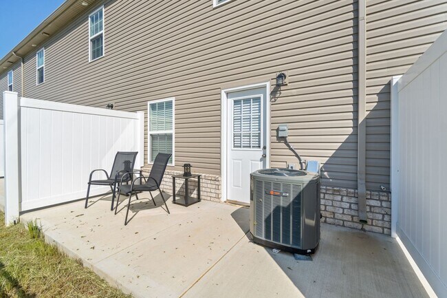 Building Photo - Modern Comforts in Clarksville – Stylish 2BR, 2.5BA Home Near Downtown