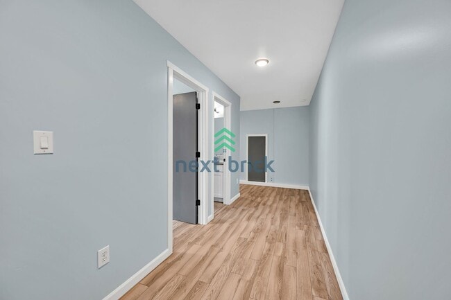 Building Photo - 4 BED & 2 BATH DUPLEX FOR RENT