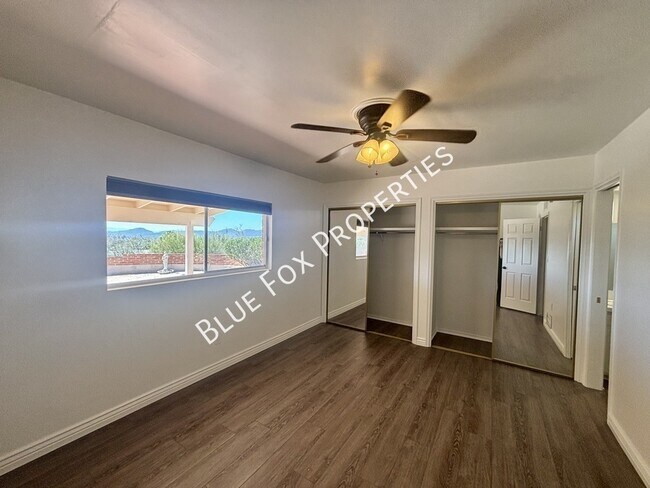 Building Photo - 900 E Vía Lucitas