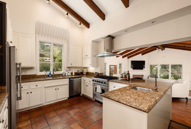 Building Photo - 655 Coyote Rd