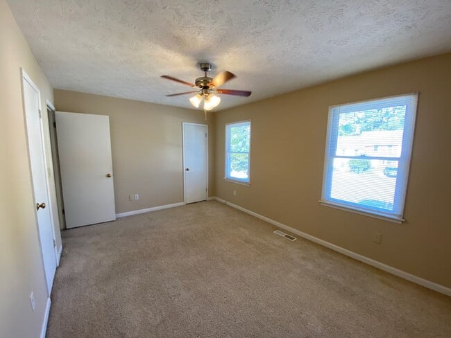 Building Photo - Charming Townhouse in East Cobb!