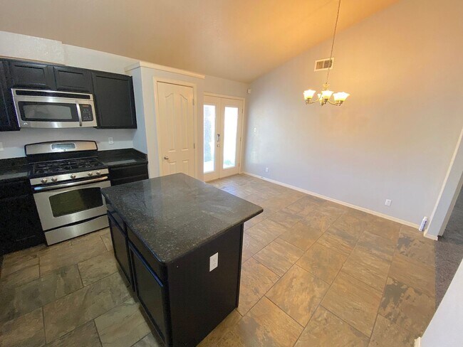 Building Photo - Sandstone Ranch Estates - 4Bed /3bath Refr...