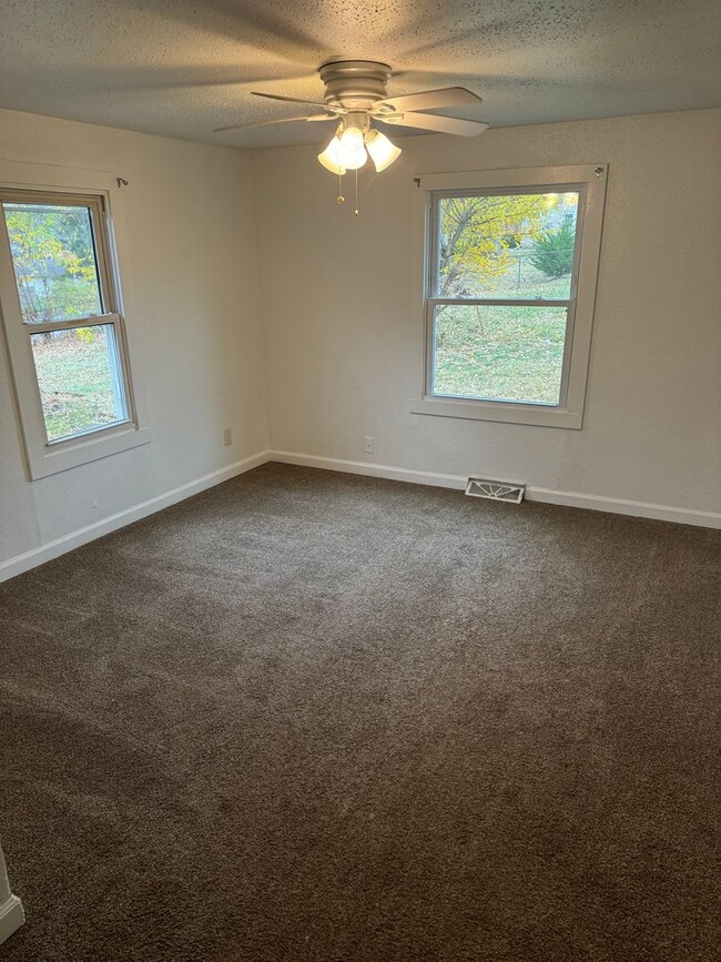 Building Photo - Nice 3 Bedroom Home! Limited Time Rent Spe...