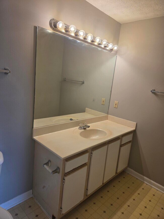 Building Photo - 450 Dabney Dr