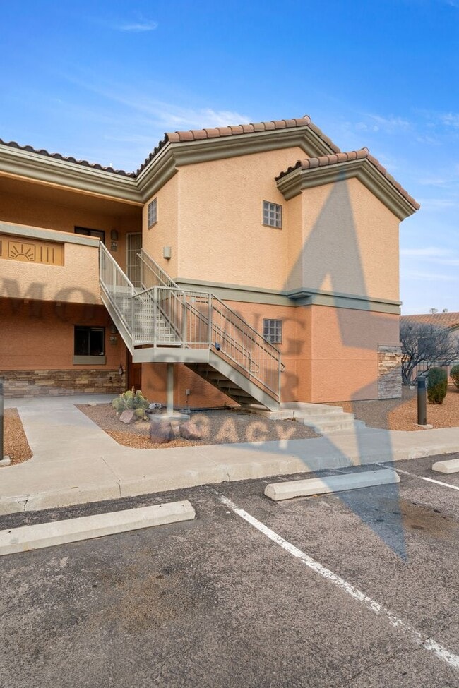 Building Photo - 2-Bedroom Condo Unit with Mountain Views!