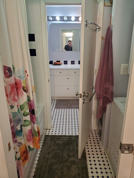 shower and whirlpool bath and washer/dryer as seen from Master bathroom facing Second bathroom - 1429 Corcoran St NW