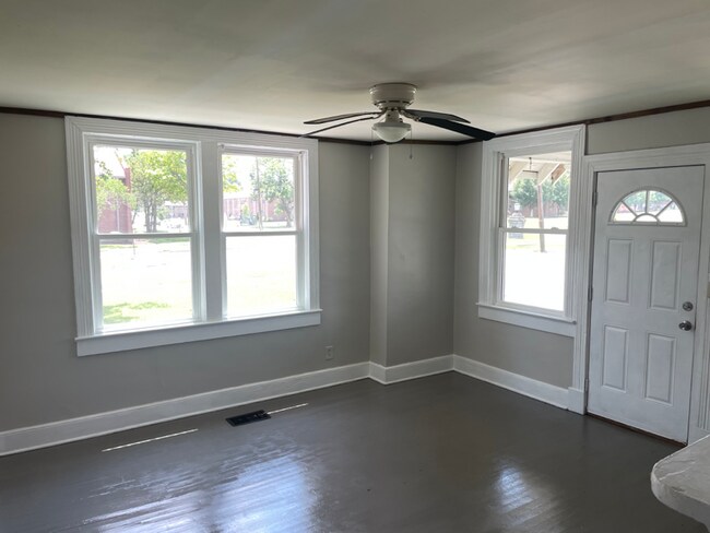 Building Photo - 237 University Ave