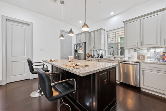 Building Photo - 1621 Rosewood St